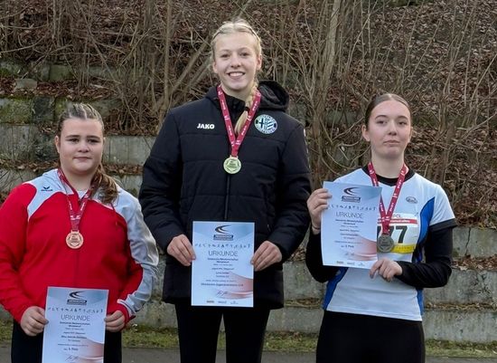 Hessische Meisterschaften im Winterwurf – GOLD für Lena Dehler und BRONZE für Edda Bischof vom Hünfelder SV im Diskuswurf, Lena mit Normweite für Deutsche