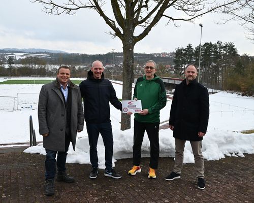 Hünfeld als Standort mit Perspektive – Rhönkampfbahn wurde vom Hessischen Leichtathletik-Verband ausgezeichnet