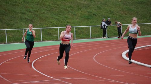 Saisonstart "Sprinterzweikampf" in Baunatal - Hünfelder Leichtathleten holen 19 von 44 möglichen ersten Plätzen