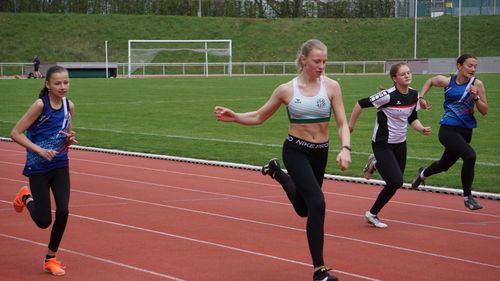Saisonstart "Sprinterzweikampf" in Baunatal - Hünfelder Leichtathleten holen 19 von 44 möglichen ersten Plätzen