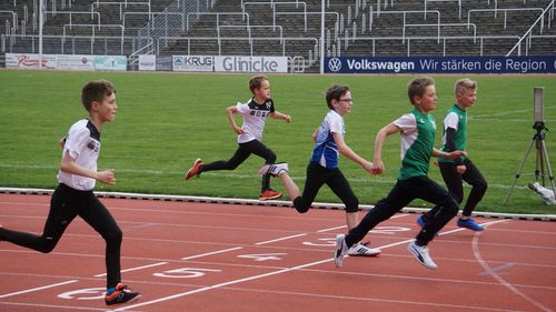Saisonstart "Sprinterzweikampf" in Baunatal - Hünfelder Leichtathleten holen 19 von 44 möglichen ersten Plätzen
